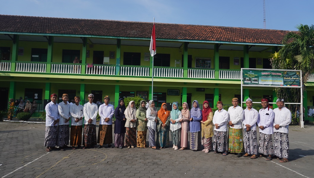  "HARI KARTINI" Merayakan Warisan Perjuangan dengan Kebaya dan Belangkon                              