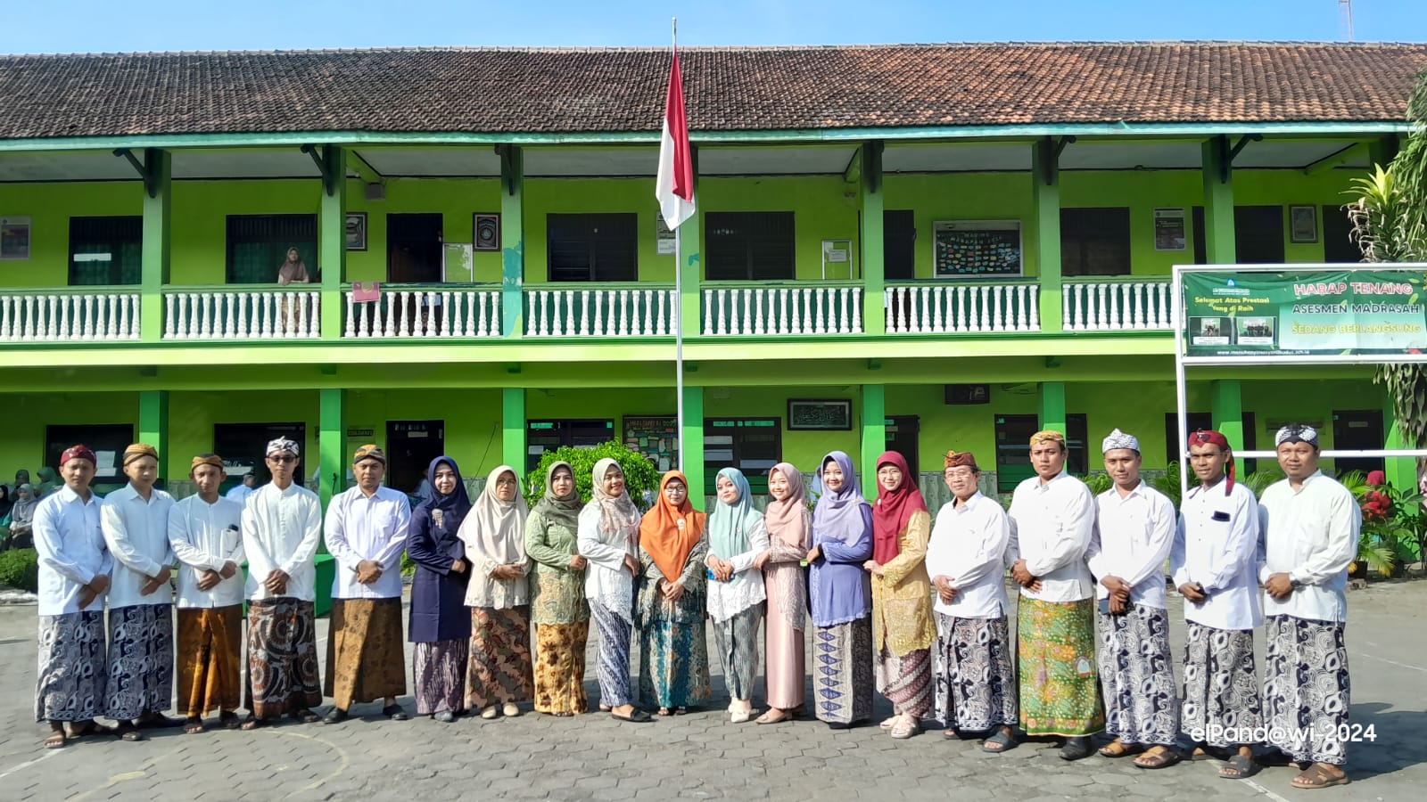 "Hari Kartini" Merayakan Warisan Perjuangan dengan Kebaya dan Belangkon